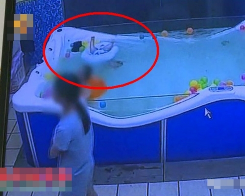 張女士的兒子突然前傾栽入水中，雙腿朝上，而頭部及上半身翻入水中。網圖