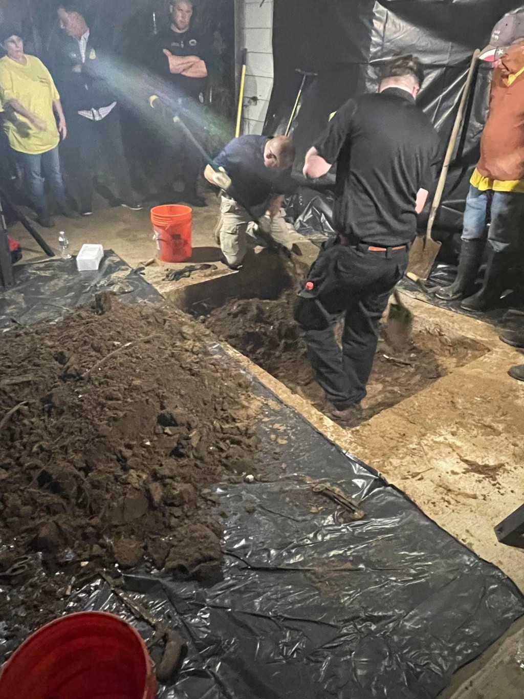 警员切开水泥并挖掘下方土壤。 艾弗曼紧急服务