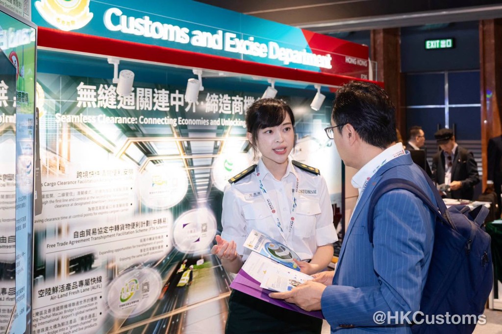 海關以「無縫通關連中外・締造商機創未來」為主題設置展覽攤位。 海關以「無縫通關連中外・締造商機創未來」為主題設置展覽攤位。
