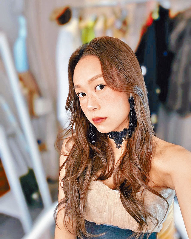 心穎分享新MV的多個造型。