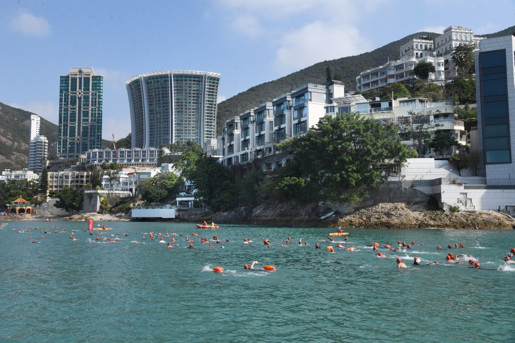 参加者由中湾出发游至浅水湾石堤，全程600米。