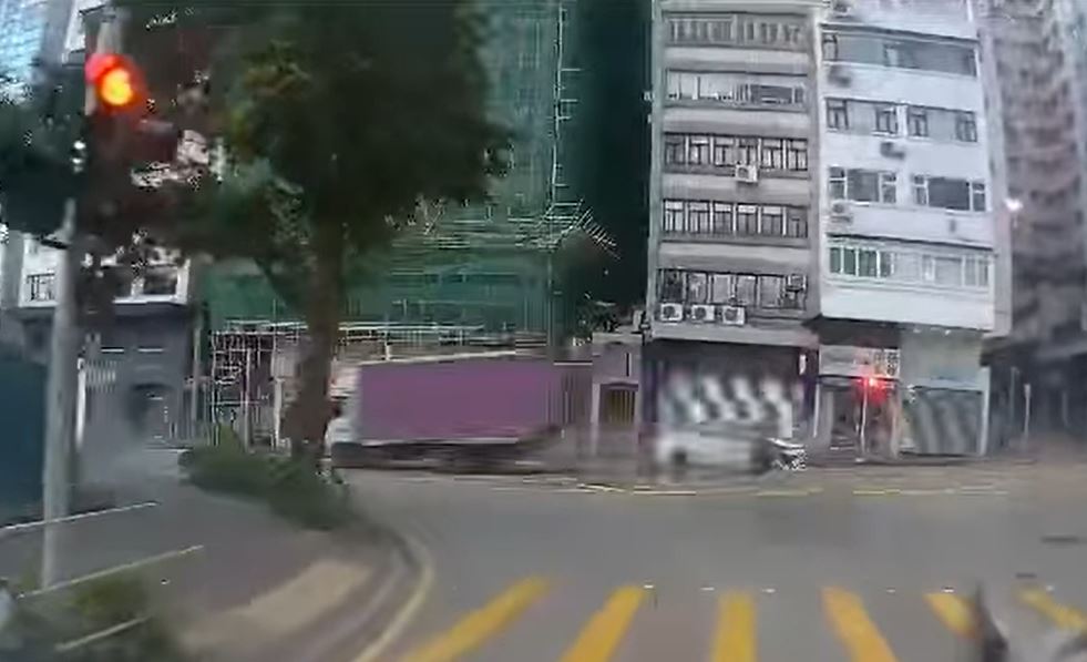 貨車繼續向前衝。fb車cam L（香港群組）Kitty Chau影片截圖