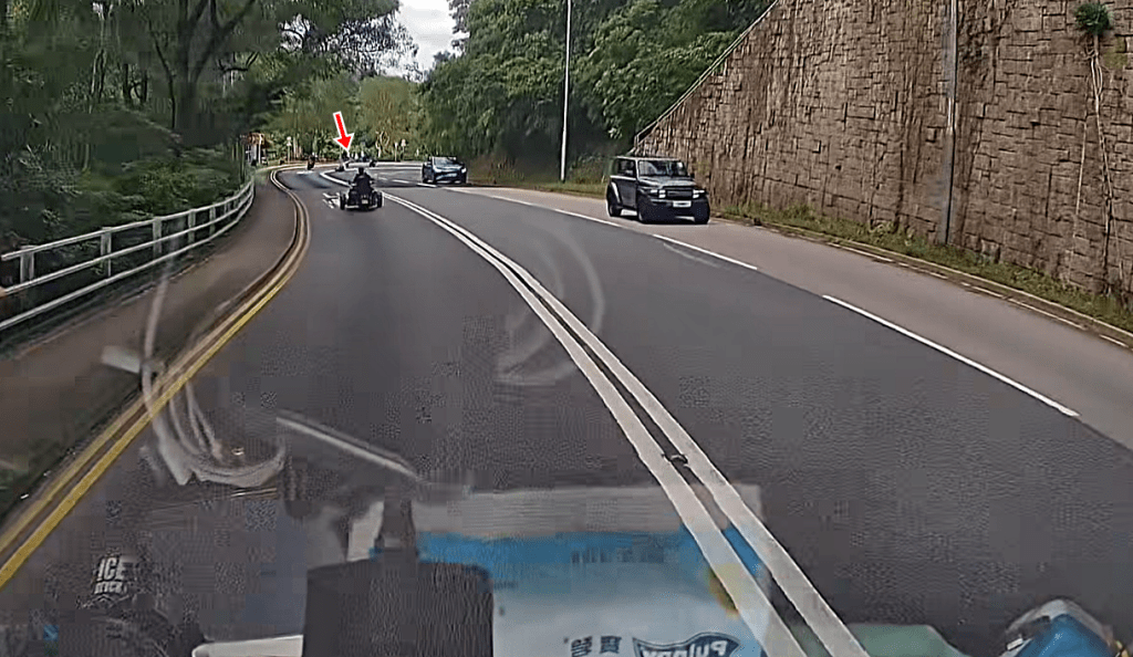 逆線電單車翻側衝過對面線。fb：車cam L（香港群組）