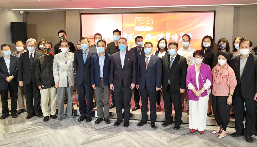 《百年初心书盛世 同心筑梦谱华章──苏港名家作品展》于香港江苏社团总会永久会所隆重开幕，出席嘉宾合照。