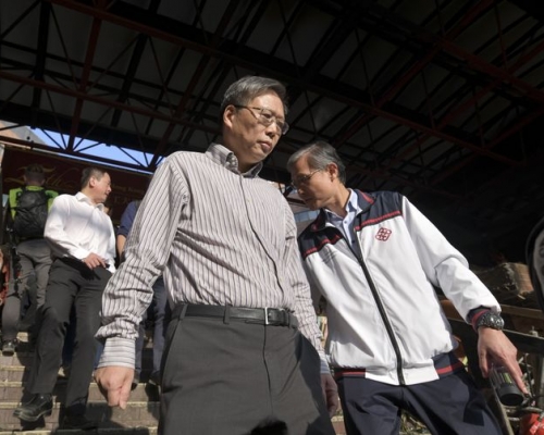 校長滕錦光(置前)日前聯同管理層視察校園及探望留守者。