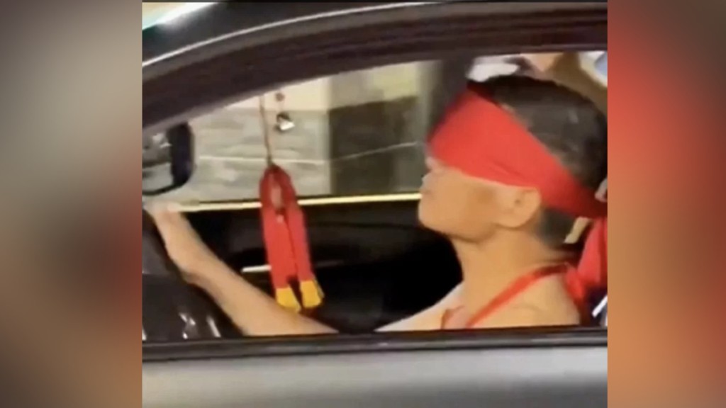 網上流出乩童蒙眼開車的影片。