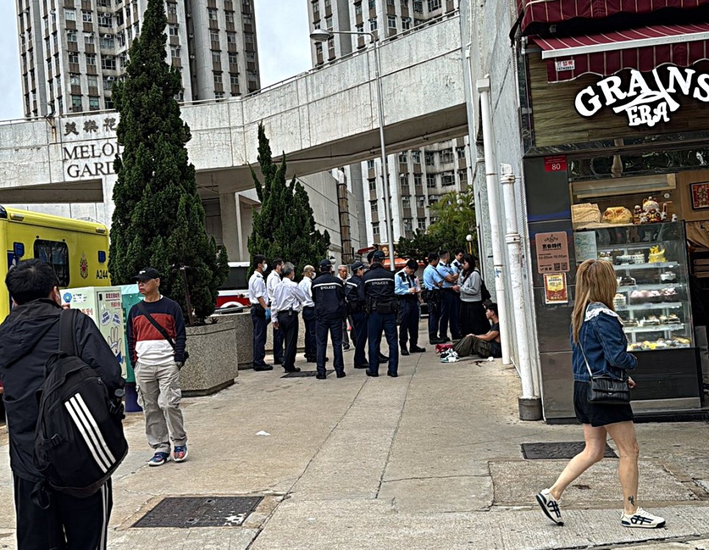 警員到場了解事發經過。fb:真.屯門友 警員到場了解事發經過。fb:真.屯門友