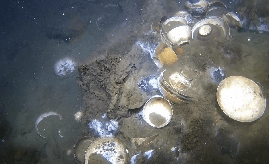 沉船上打撈出的中國瓷器。 沉船上打撈出的中國瓷器。