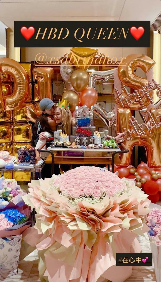 何超盈的女兒、好友嚴紀雯吻賀壽星女。 何超盈的女兒、好友嚴紀雯吻賀壽星女。