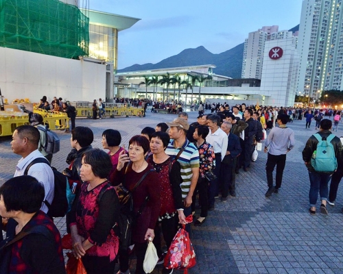 東涌市中心大排長龍。資料圖片