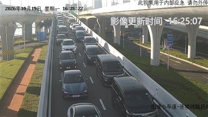 據微信公眾號「港珠澳大橋口岸實時通關」下午4時半顯示，小客車出入境通道現時處於「極度高峰」，車龍超過500米，候檢時間超過40分鐘。