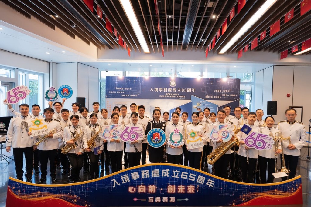 午間快閃音樂表演邀請到珠海出入境邊防檢查總站警官樂隊、澳門治安警察局樂隊,以及鄰舍輔導會長者樂隊,與入境處樂隊攜手演出。 午間快閃音樂表演邀請到珠海出入境邊防檢查總站警官樂隊、澳門治安警察局樂隊,以及鄰舍輔導會長者樂隊,與入境處樂隊攜手演出。