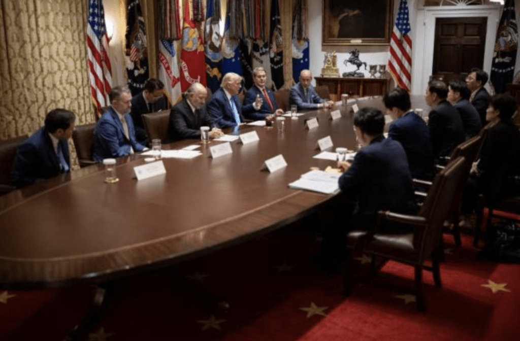 在上月底韓美達成關稅貿易協議前夕，美國總統特朗普與南韓談判代表會面，未料開首第一個提問，就是「金正恩最近好嗎？」白宮照片