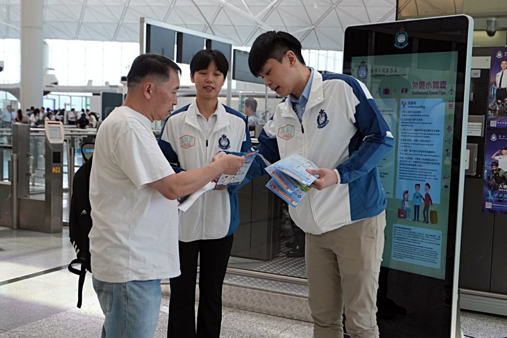 入境處在機場加強離境市民外遊安全宣傳。 入境處在機場加強離境市民外遊安全宣傳。