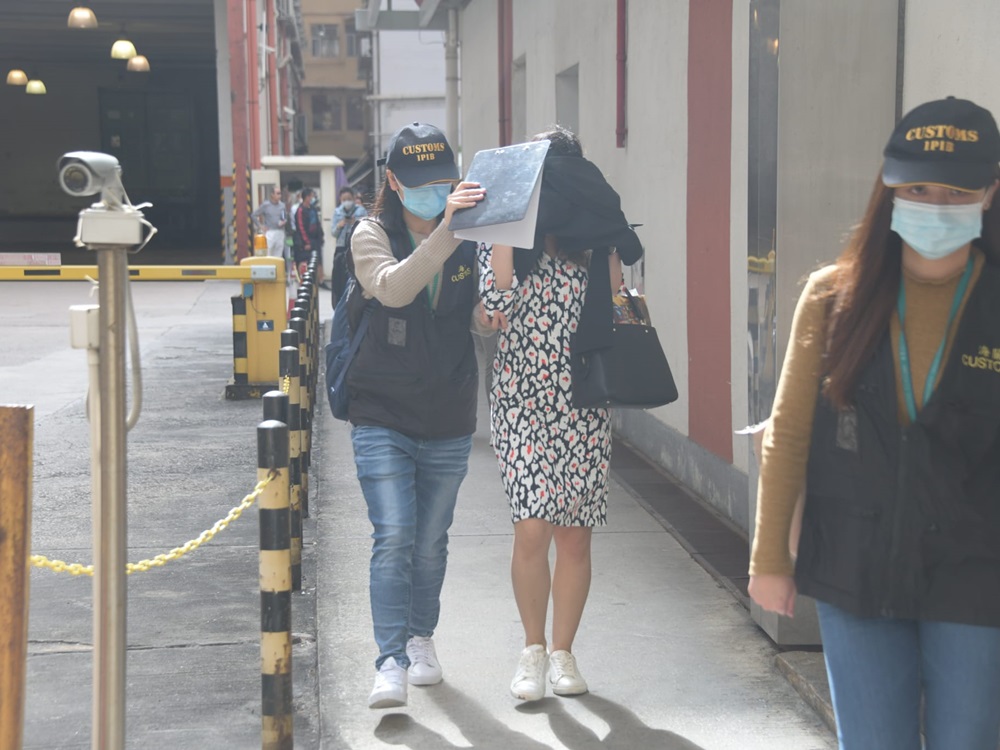 海關拘捕一名32歲女子，疑提供算命服務時作出假資歷。