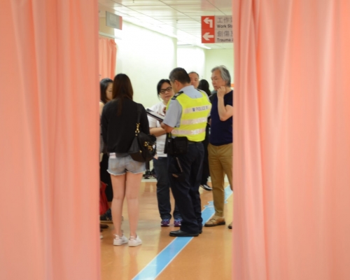 多名親友趕到醫院了解情況。 歐陽偉光攝