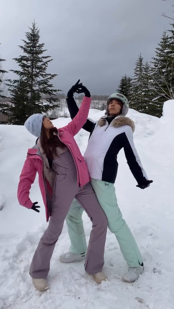 許倚榕與張明偉轉Pose。 許倚榕與張明偉轉Pose。