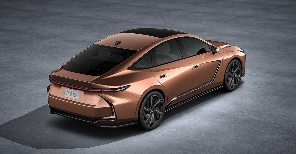 全新第八代凌志Lexus ES上海發表:純電ES包括單馬達前驅350e和前後馬達四驅500e兩款,其中頂級ES 500e馬力高達343ps,0-100km/h只需5.9秒,WLTC續航力610km。