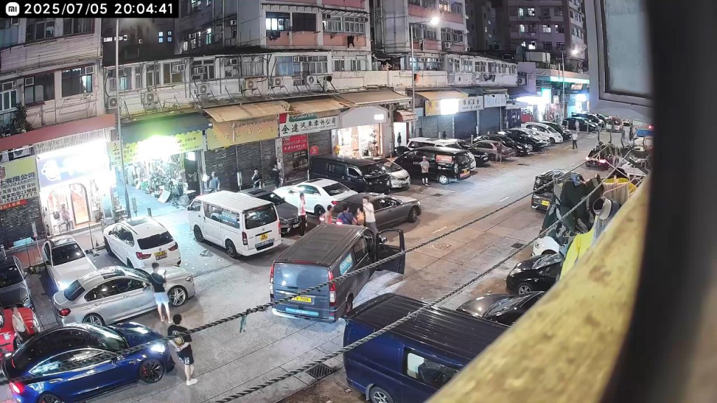 雙方爆發罵戰。 雙方爆發罵戰。