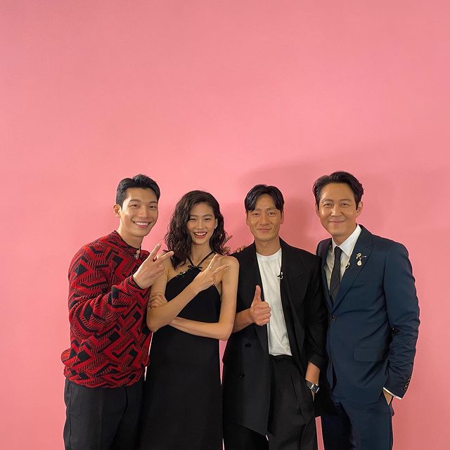 李政宰(右)與劇集拍檔近日亮相美國名嘴Jimmy Fallon節目。