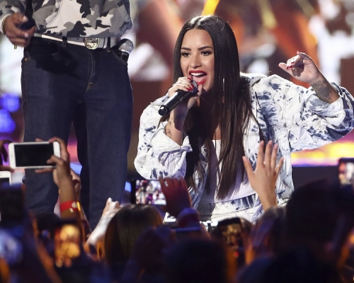 美國歌手Demi Lovato擬因吸毒過量緊急送院治療。AP