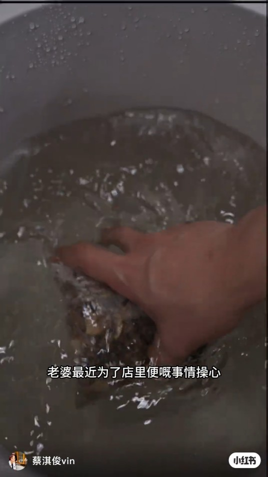 蔡淇俊昨日（30日）又更新社交网，见到他开了盆水，并浸了中药包。