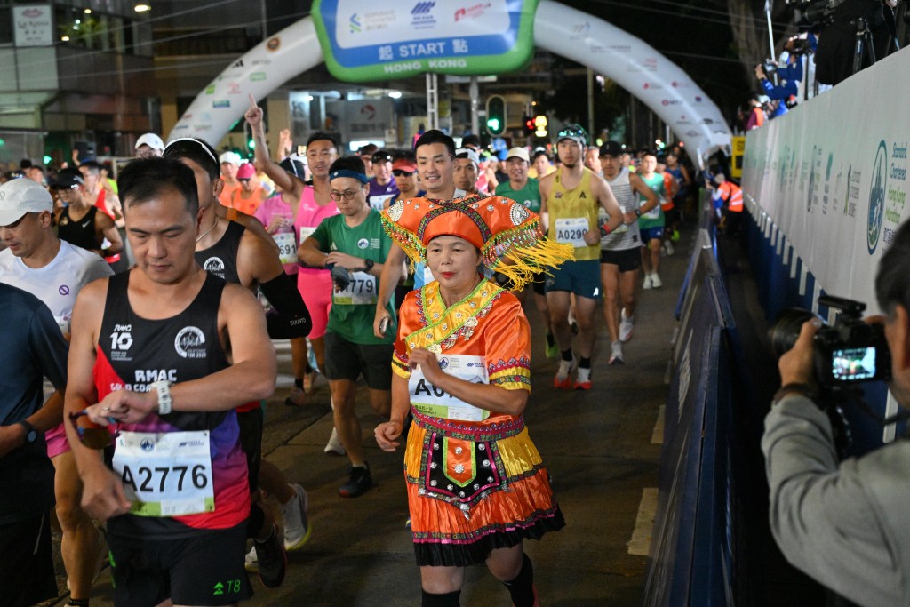 有跑手身穿少數民族服飾。