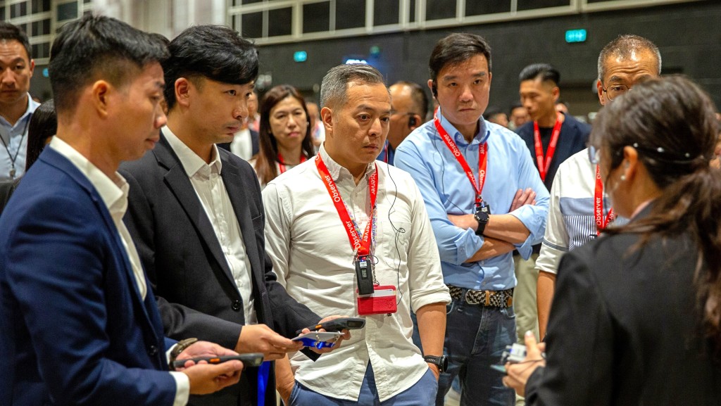 警務處處長周一鳴（中）到場視察演習，讚揚各部門的專業表現及協調配合。