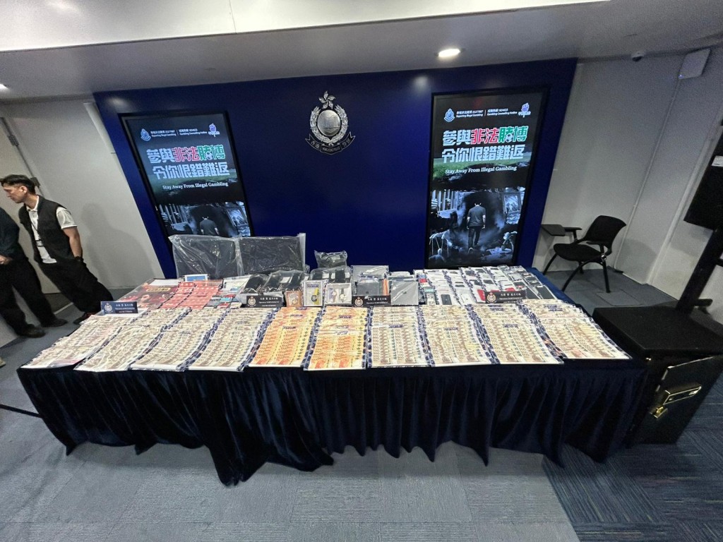 警方展示證物。 警方展示證物。