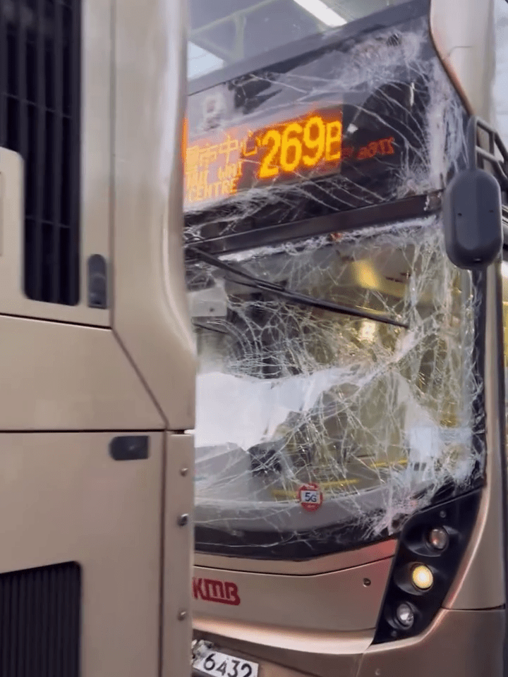 巴士擋風玻璃碎裂。Threads：soul_wkw