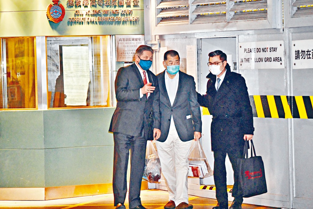 黎智英獲保釋後，在晚上十時五十分在律師陪同下離開法庭。