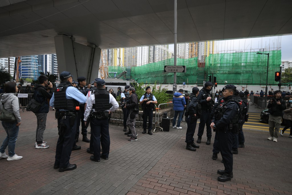 大量警员今早在法院外布防戒备。陈浩元摄
