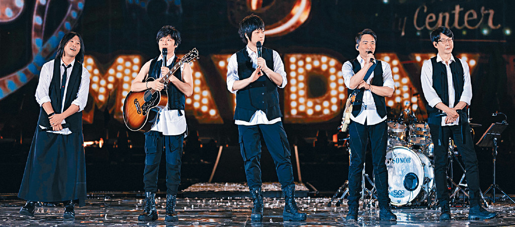 ■五月天怕被歌迷叫下台，所以每場都好認真的演出。
