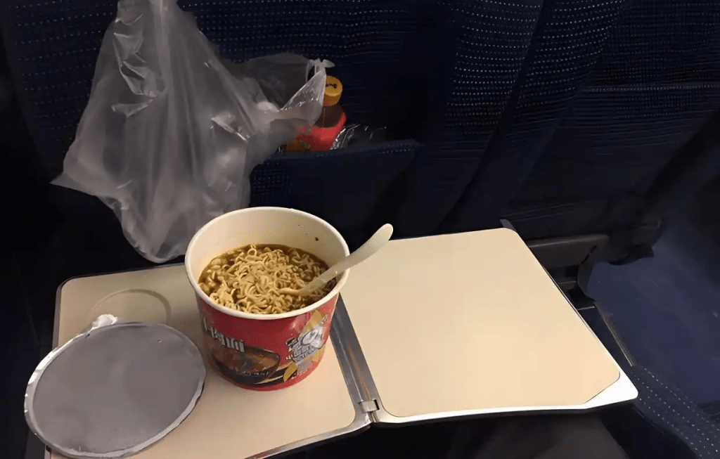「高鐵上不能吃杯麵」的話題引發網上激烈討論。