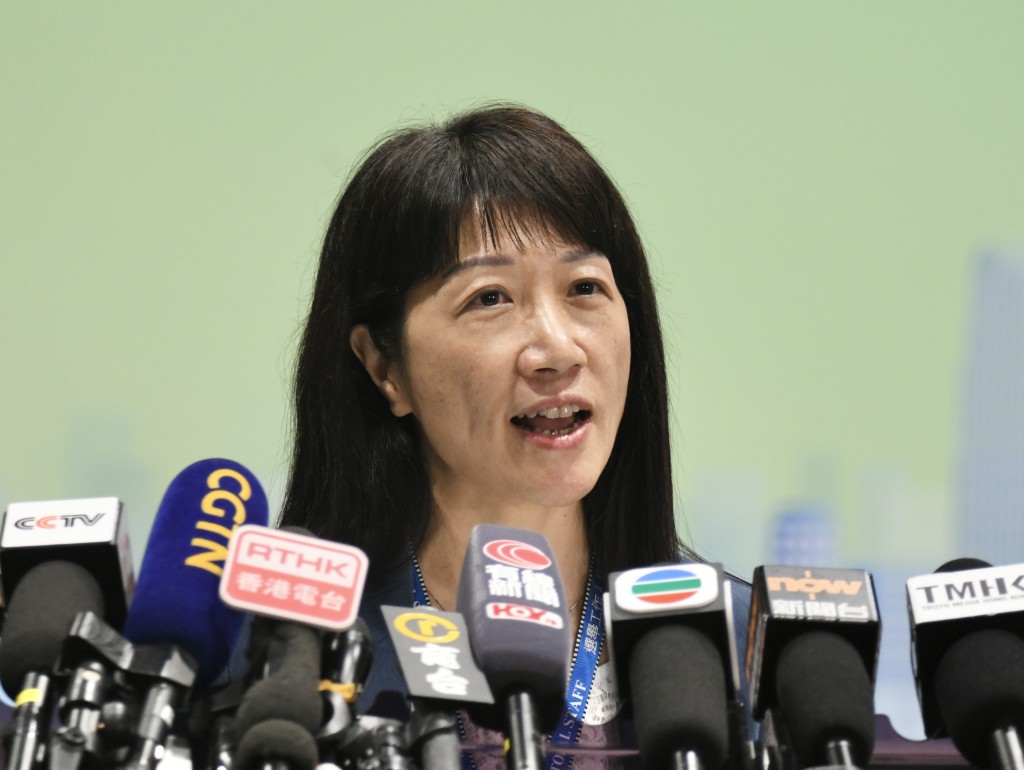 陳淑華表示選管會發放短訊呼籲市民投票做法是參考2021年立法會選舉安排。 陳淑華表示選管會發放短訊呼籲市民投票做法是參考2021年立法會選舉安排。