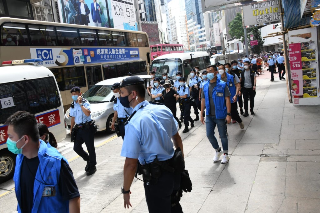 另一名戴上黑色口罩的女子亦被帶走。