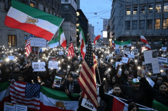 在意大利聲援伊朗示威者的集會中，亦有「獅子太陽旗」飄揚。法新社