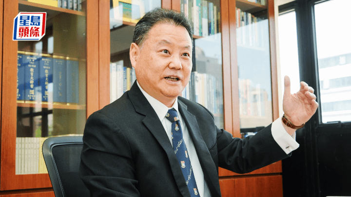 香港大學教育學院院長楊銳接受本報專訪時表示，香港具備國際化的優勢，而且在學術系統和物質條件上亦能吸引人才。