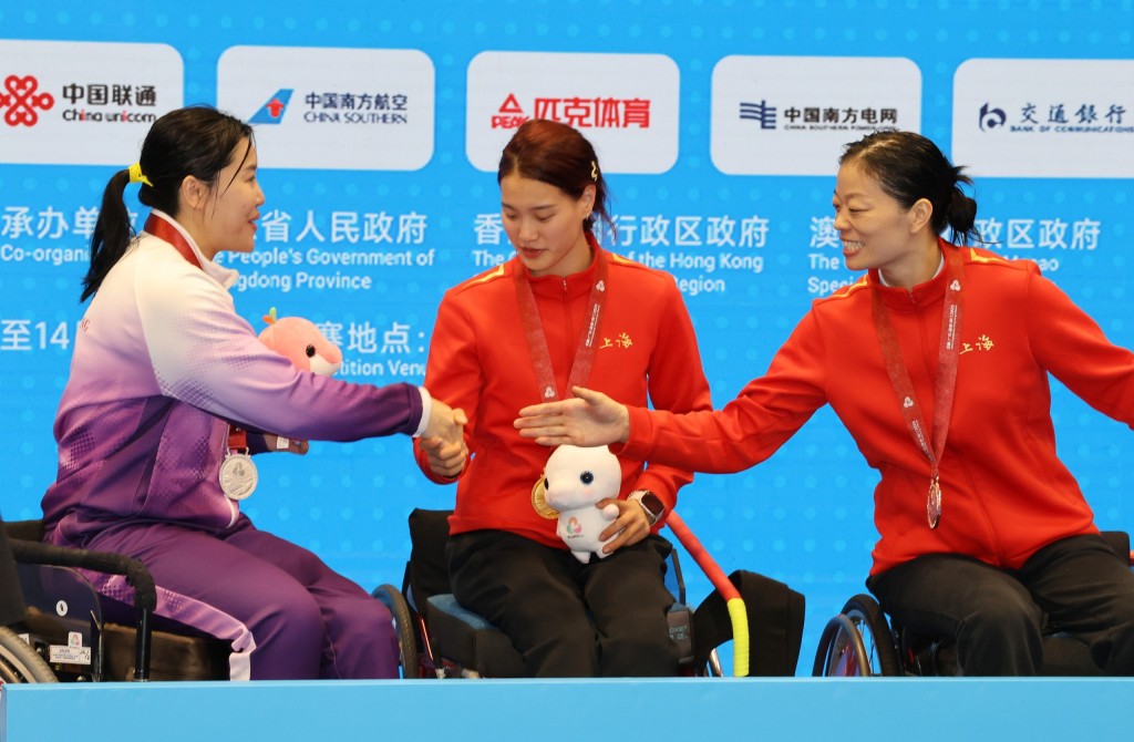 女重A級三甲選手:左起銀牌的余翠怡、冠軍的辜海燕及季軍的鄒緒鳳。徐嘉華攝 女重A級三甲選手:左起銀牌的余翠怡、冠軍的辜海燕及季軍的鄒緒鳳。徐嘉華攝