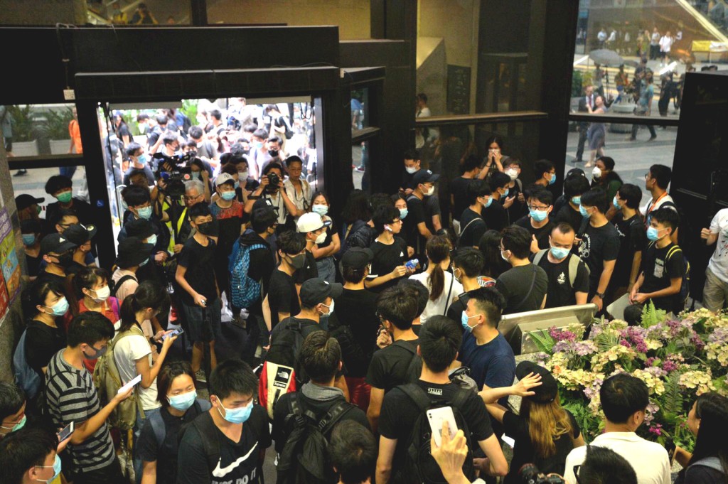 有示威者佔據政府大樓。資料圖片