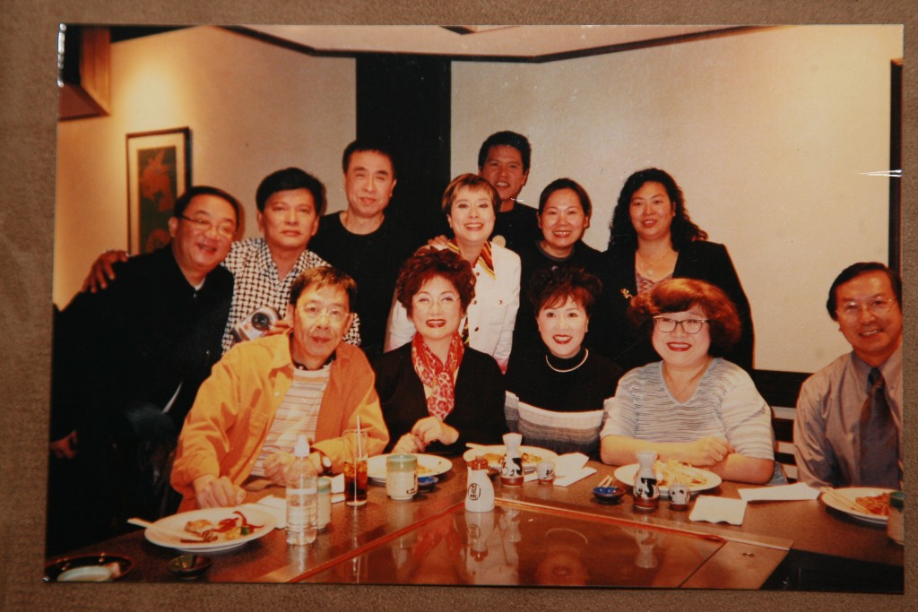 刘凤屏（前右三）跟沈殿霞相识30年，当年与胡枫、黎小田、郑锦昌、叶振棠、仙杜拉、林嘉华聚会。