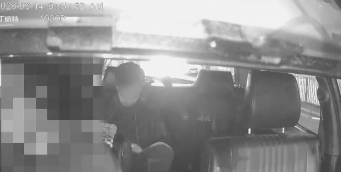 男子坐後座乘客位，全程顯得不自然。