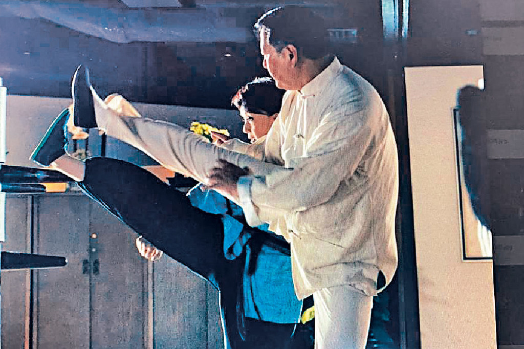 ■粵劇功底深厚的蓋鳴暉,學起詠春有板有眼。