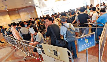 ■Windows 7上月底推出,巿民大排長龍輪候。