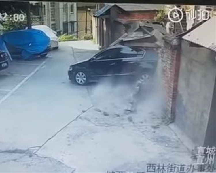 隨即後撞牆壁,整面牆全毀。騰訊