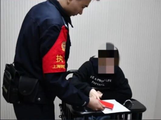 上海瞓过龙女乘客因按紧急掣阻止列车开走，被行拘7日。上海铁路公安处