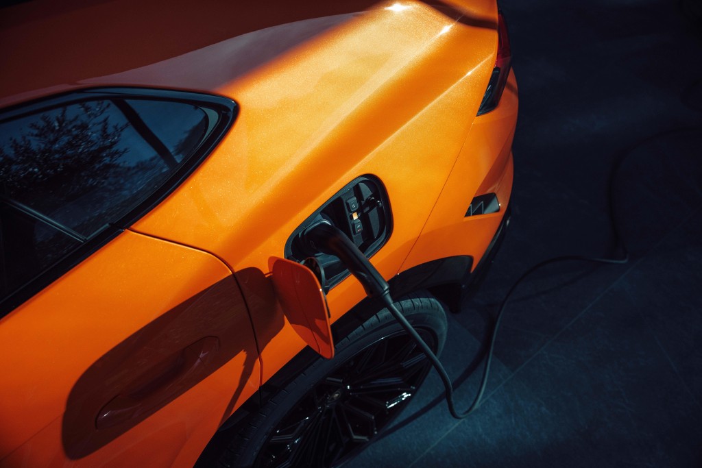林宝坚尼Lamborghini Urus SE混能版采用PHEV系统，可独立充电。