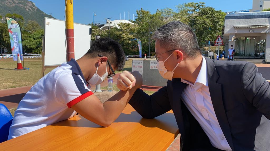 蕭澤頤與少年警訊代表「拗手瓜」勝出。