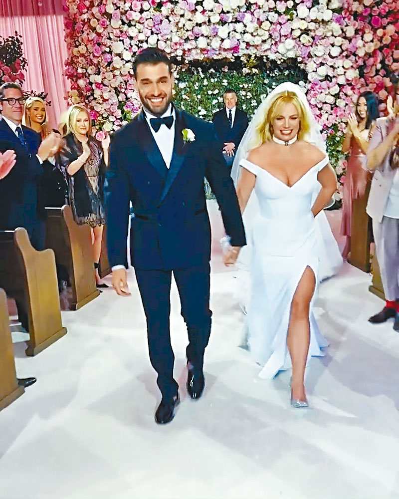 Britney和娜姐在婚宴上再次咀嘴。