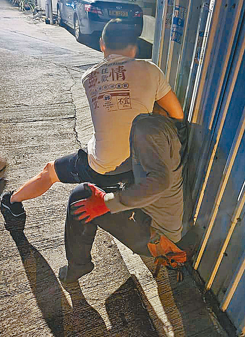 台山花園村民制服企圖爆竊「蛇匪」。